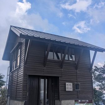 扇山小屋

むかーしむかし(数年前)小屋のなかに黄色いテントはって、そのまた中で男女（中年）がイチャイチャしてたんだと。
　
…山小屋をけがすな…
天網恢恢疎にして漏らさず
ですよ。山に防犯カメラがなくとも、神様はみています👀ストップふりん🈲