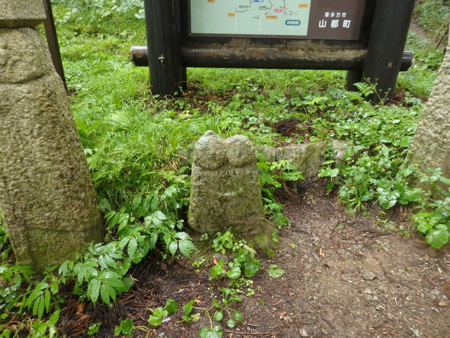 登山口付近で。安曇野あたりで見かける夫婦？の道祖神っぽい。