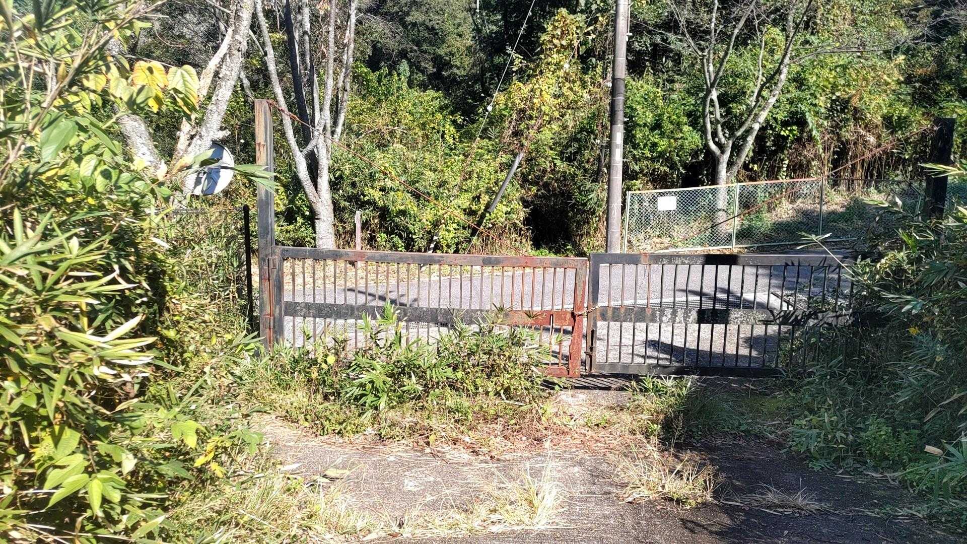 振り返って。舗装路からこちらへは、左に見える脇からすり抜けます！