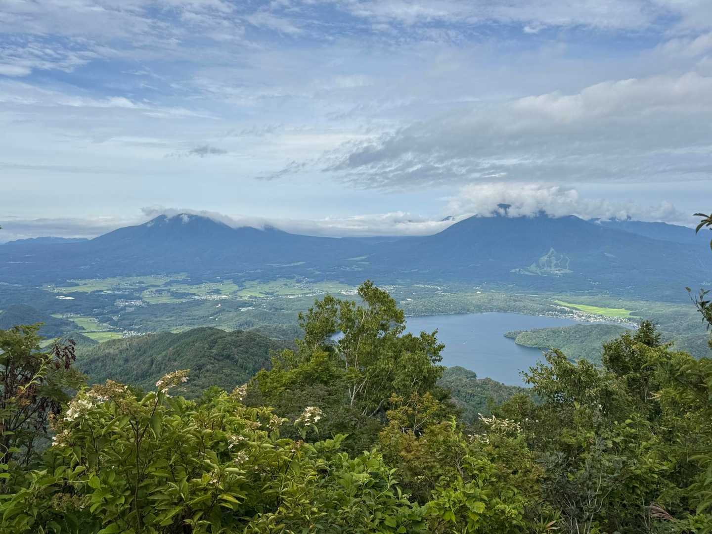 狭い山頂ですが見晴らしいいです