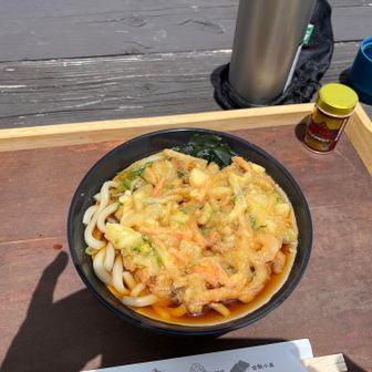 お昼
大天井荘でてんぷらうどん　旨かった
今日から大天井荘小屋明け　ラッキーでした。
