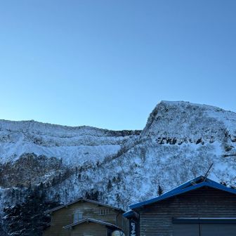 夏沢峠から見上げる硫黄岳
この先はずっと吹きっさらし🤧

ここで装備を整え、強風に備えてロープもつけてもらいました。
小屋（閉鎖中）の陰に隠れても風強くて寒いんです🥶
