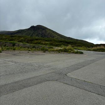 有料エリアを通って登山口へ。この日は平日だったからか、砂千里の木道方面へは行けず、皿山経由ルートを指示されました。