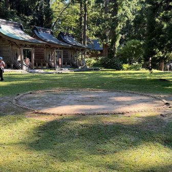 参集殿では宮城県や岩手県の漁港で係留している漁船で見かける出羽三山の大漁旗が販売されていた。ここで買ってるのかな☺️

参集殿からさらに進めば
土俵あり