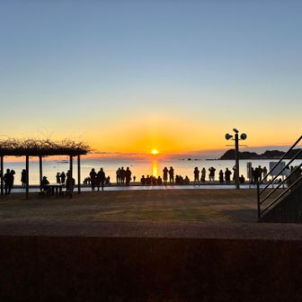 始発の時間は0711。この写真は駅の窓から撮った初日の出。