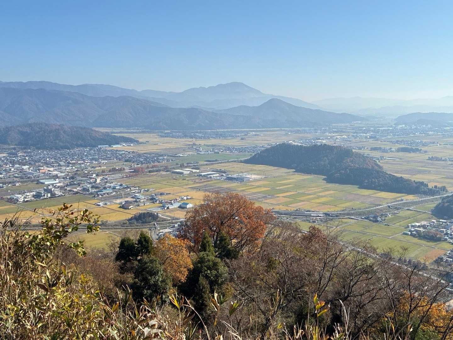 山頂から見える
伊吹山