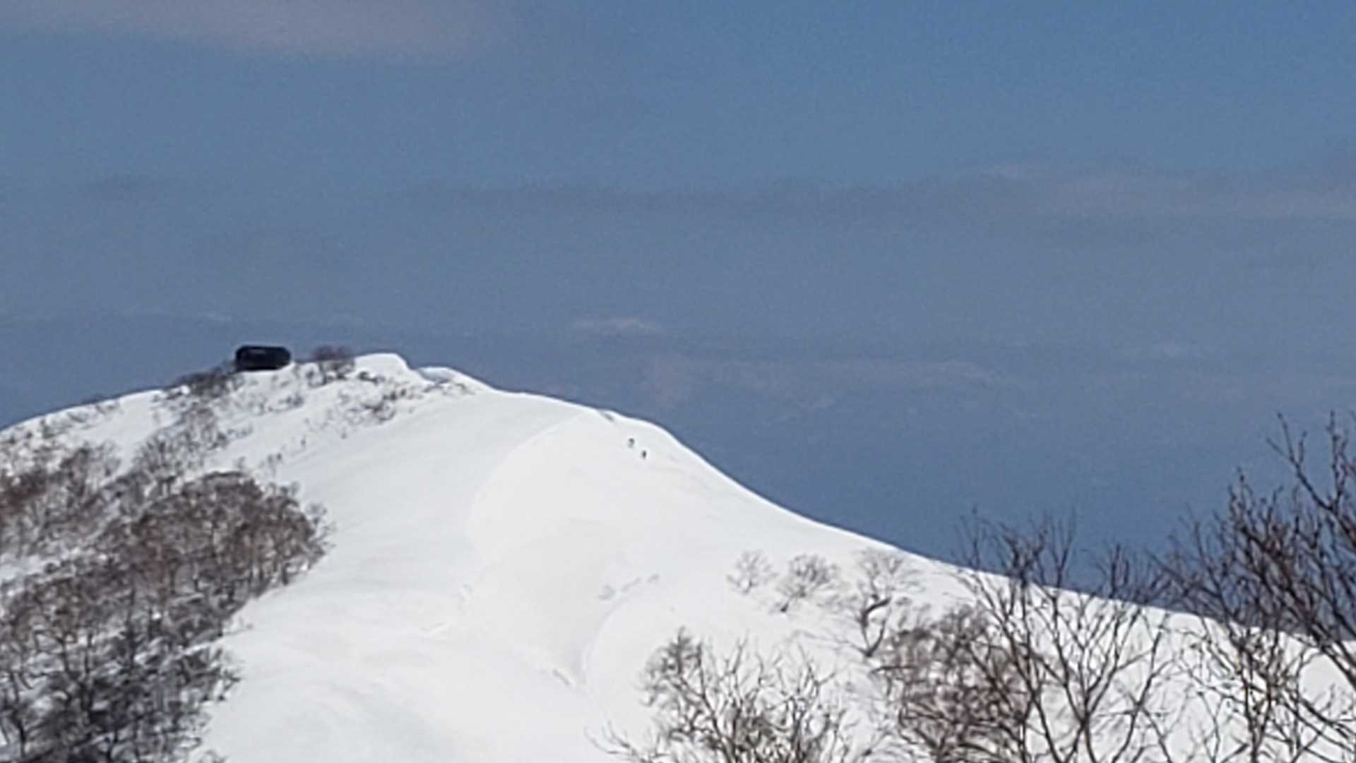 疣岩山から三国小屋を見たところ、アップにすると2名の人影が👥
