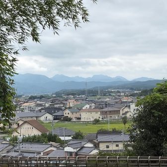 遠くに由布岳やくじゅう