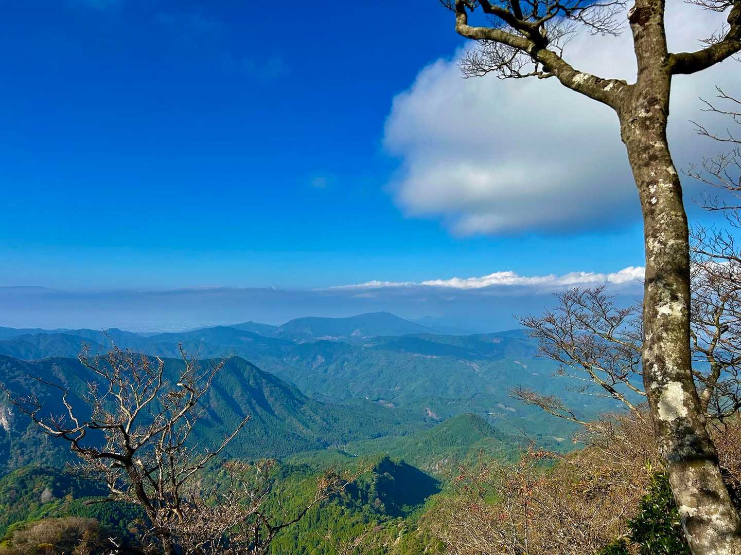 岩場から絶景⛰️
岩に腰掛け、暫し休憩。うわーっ😊癒されるなぁ〜。今日登ってきて良かった⛰️