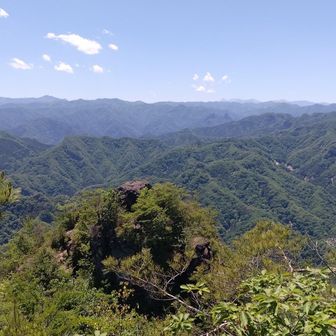 前方に見える岩舞台へ行けるのでGO!