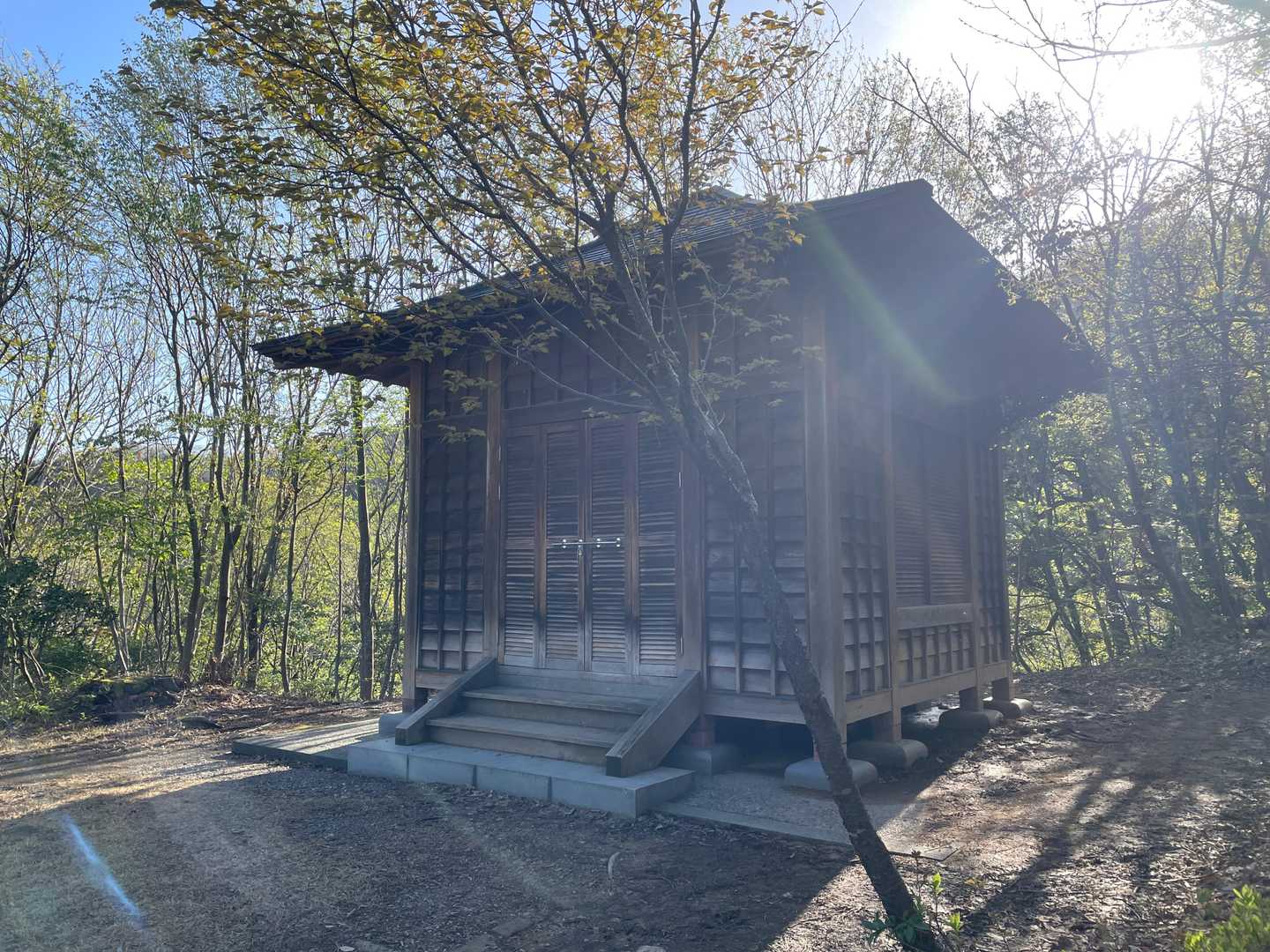 観音堂は逆光、神々しく見える。合掌🙏