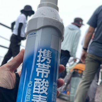 やばい😰
ゆっくり、ゆっくり登ってるのに….心臓バクバク🫀
数年前に買った携帯酸素を持ってきたよ😆
ようやく使う時がきた…..

携帯酸素取り出してる人やパルスオキシメーターで血中酸素と脈拍測ってる人がいっぱい😳
ガイドさんが….胸を張って大きく息を吸って、酸素をたくさん取り込みましょうってツアーの人に呼びかけているよ….スーハー💨スーハー💨
