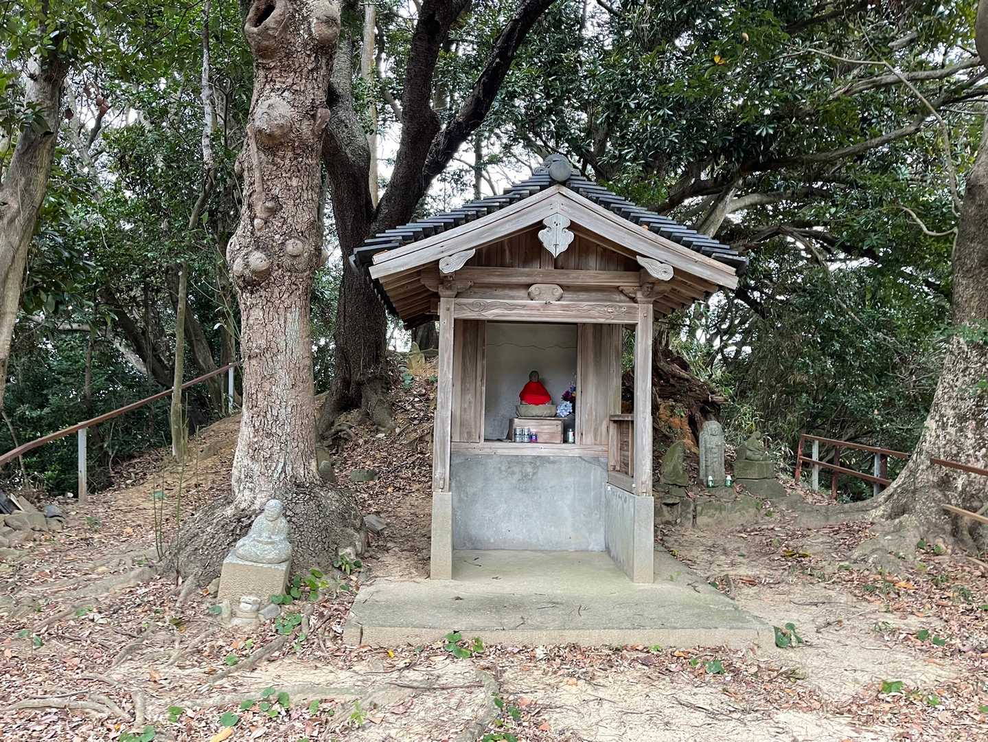 仏様へご挨拶。
奥のピークへ進みます。