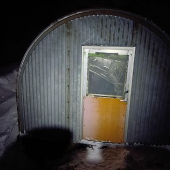 翌日避難小屋出発！
来た時は扉開いてましたが閉めときました。