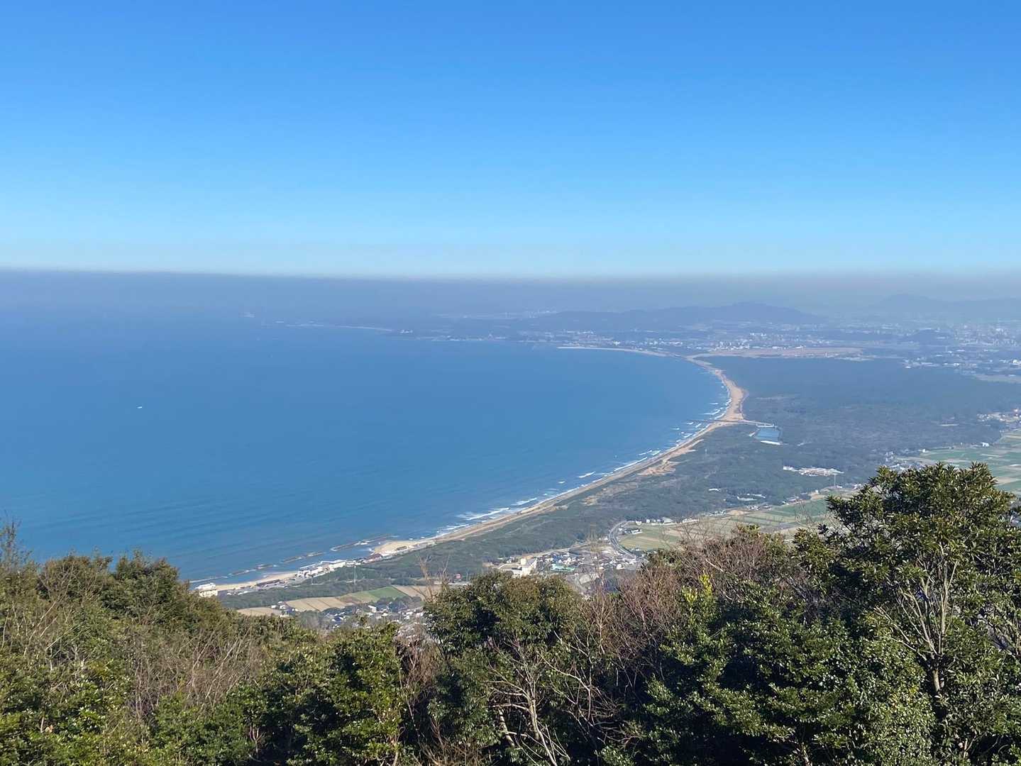 湯川山下の展望所より。波津の海岸。