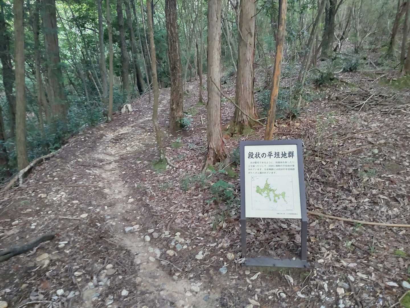 あちこちに城跡の解説プレートがあります。
