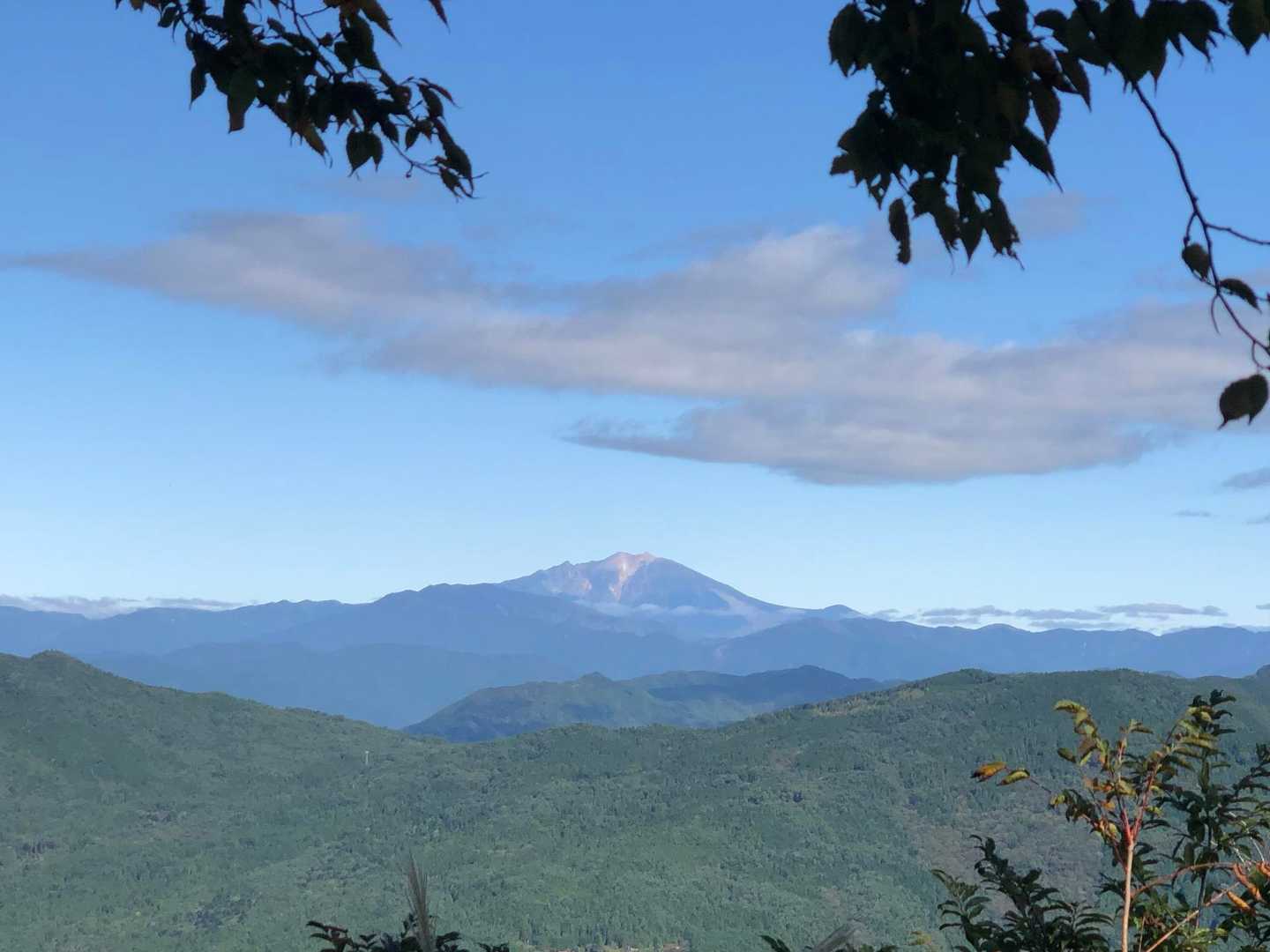 そして御嶽山ドーン！
先週の白草山よりはちょっと遠め⁉︎ですが姿がキレイに見えました🙌