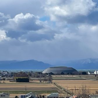 琵琶湖の向こう岸の比良山系