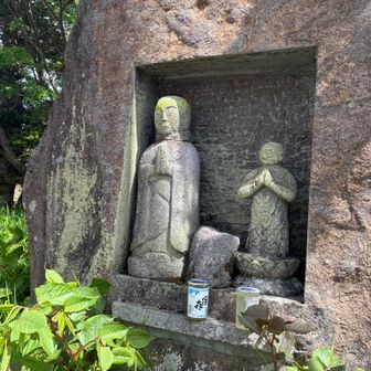 渋峠の親子地蔵。渋峠ホテルの正面左側にあります。
江戸時代に群馬県沼田の人が子どもがなく渋温泉へ湯治にきて帰ったら子宝に恵まれたので、感謝の気持ちを込めて渋峠に親子地蔵を祀りました。その後、小さい地蔵は半分欠けてなくなってしまっていました。そこで渋峠ホテルの主人が父親の米寿を祝い、昭和59年に新たに子地蔵を祀り、元の親子2体の姿にしました（『同報告書』）。真ん中の石が半分欠けてしまった子地蔵なのでしょうか。合掌🙏