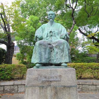 正面から銅像に近付いてみます。
和服を着て、長い髭を生やしたいかにも立派そうな像です👏