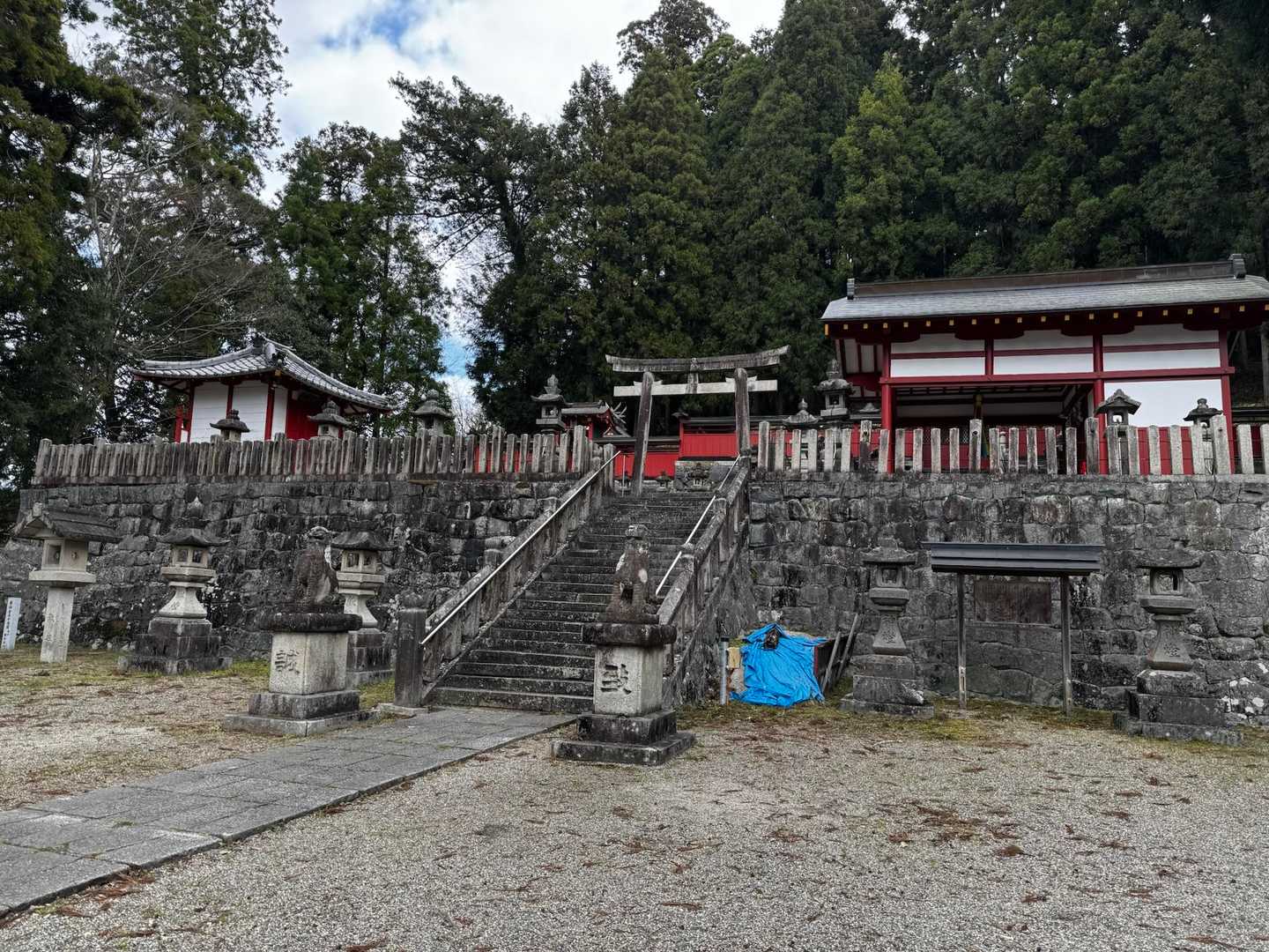 春日神社⛩️
こちらから失礼いたします🙏
登山口は右側にあります🫱
