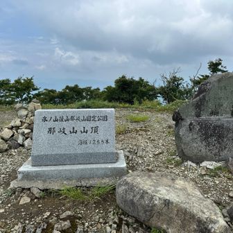 那岐山山頂です。広くて気持ちの良い場所です。
