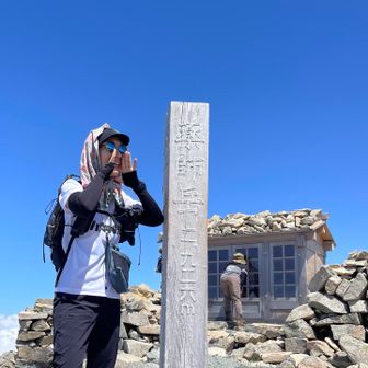 そしてすぐに任務遂行！！！

そう、やまちゃんがいる山に向かってこのポーズで写真を撮ること🤗ザックをとりあえず置けよ！笑

この時、やまちゃんは黒部五郎小舎を過ぎて三俣蓮華に向かっていた模様🏃怪我なく無事に完走できますように🍀