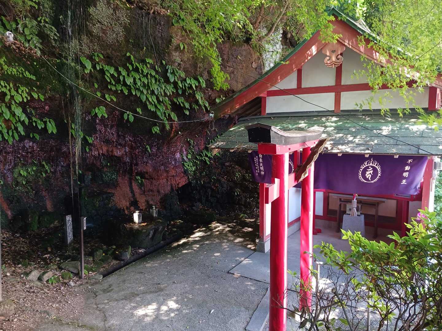 まずは駅近くの亀乃尾の滝にある亀乃尾不動尊で本日の安全登山を祈願。