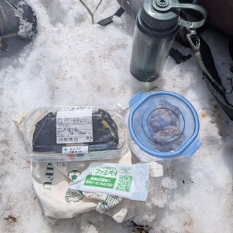 平地が雪の上しか無かったので、ここでお昼