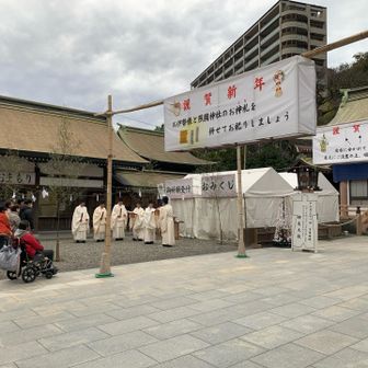 ギャラリー参加。しっかり祓っていただきたいヒトは初穂料を納めてお札みたいなのをいただいてました。