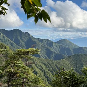 途中、展望台とあるところから見ると、先月行った編笠山と権現岳が。