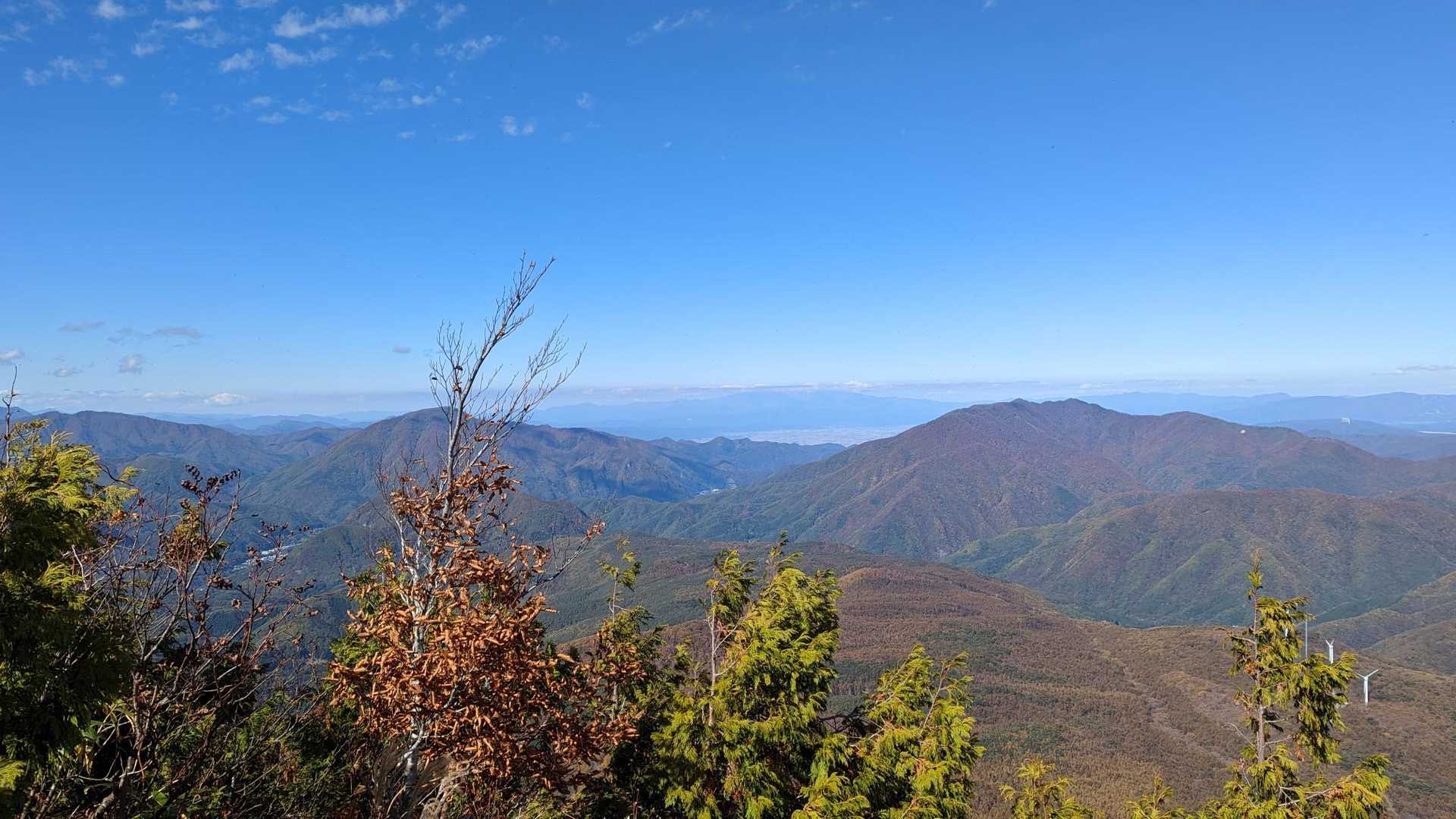 女岳からの眺望
右側が大戸岳⛰️大きなどっしりとした山容です、対峙するように左には小野岳が見えます！