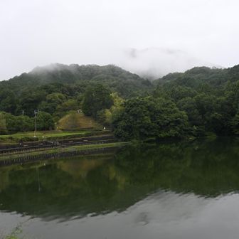 大池と二上山