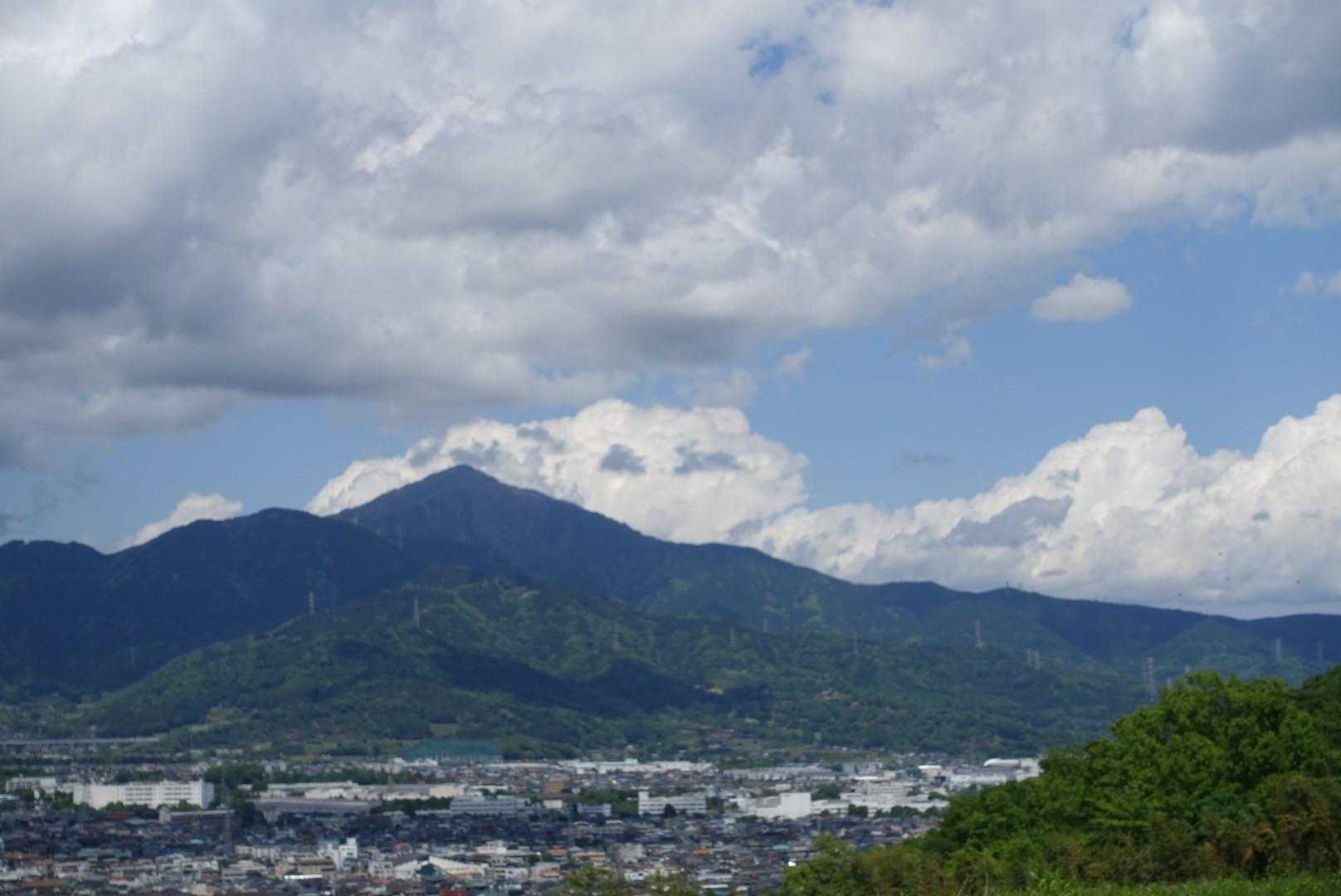 大山の向こうの雲が夏雲