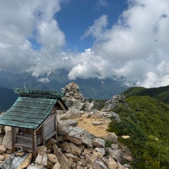山頂から烏帽子岳方面