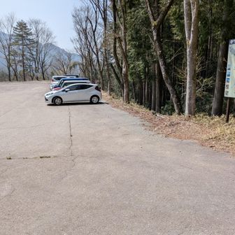 駐車場。広いが、ここまでの道が狭い。来たときは8台ほどあったか