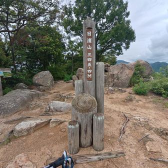 小雨の中、ラスボス「7」日浦山ピーク▲
休憩してるとまた雨が強く…☔☔
蒸れた靴下を履き替え、最後の登り返しへ🤠