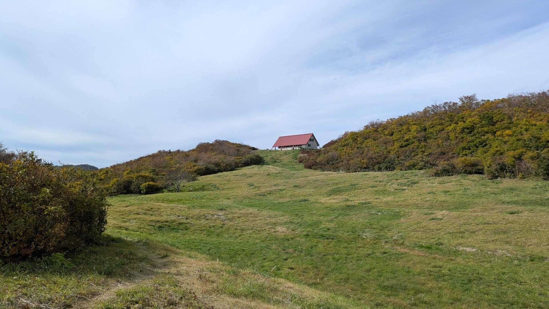 立派な避難小屋… 中は見てませんがアルプスの少女ハイジの家みたいな造りでした