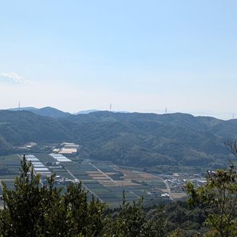 三ヶ根山　三河湾は白くもやっていました