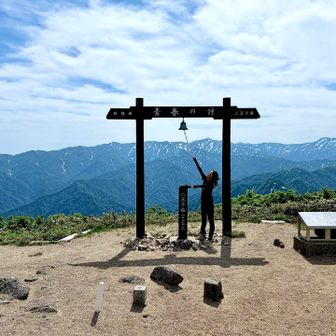 二王子岳、1420.3mの山頂風景です👏
私と後ろの山並みの対比で飯豊の近さを感じてもらえますでしょうかーー！！思っていたよりもずーっと近くに飯豊連峰、本当に目の前なんです❤️飯豊の展望台と言われるだけのことある価値ある景色が広がり言葉になりません😭✨百聞は一見にしかず、です。
頑張ってきて本当によかった。
