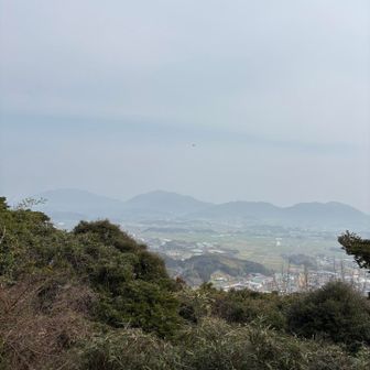 山頂到着。宗像四塚が霞んで見える