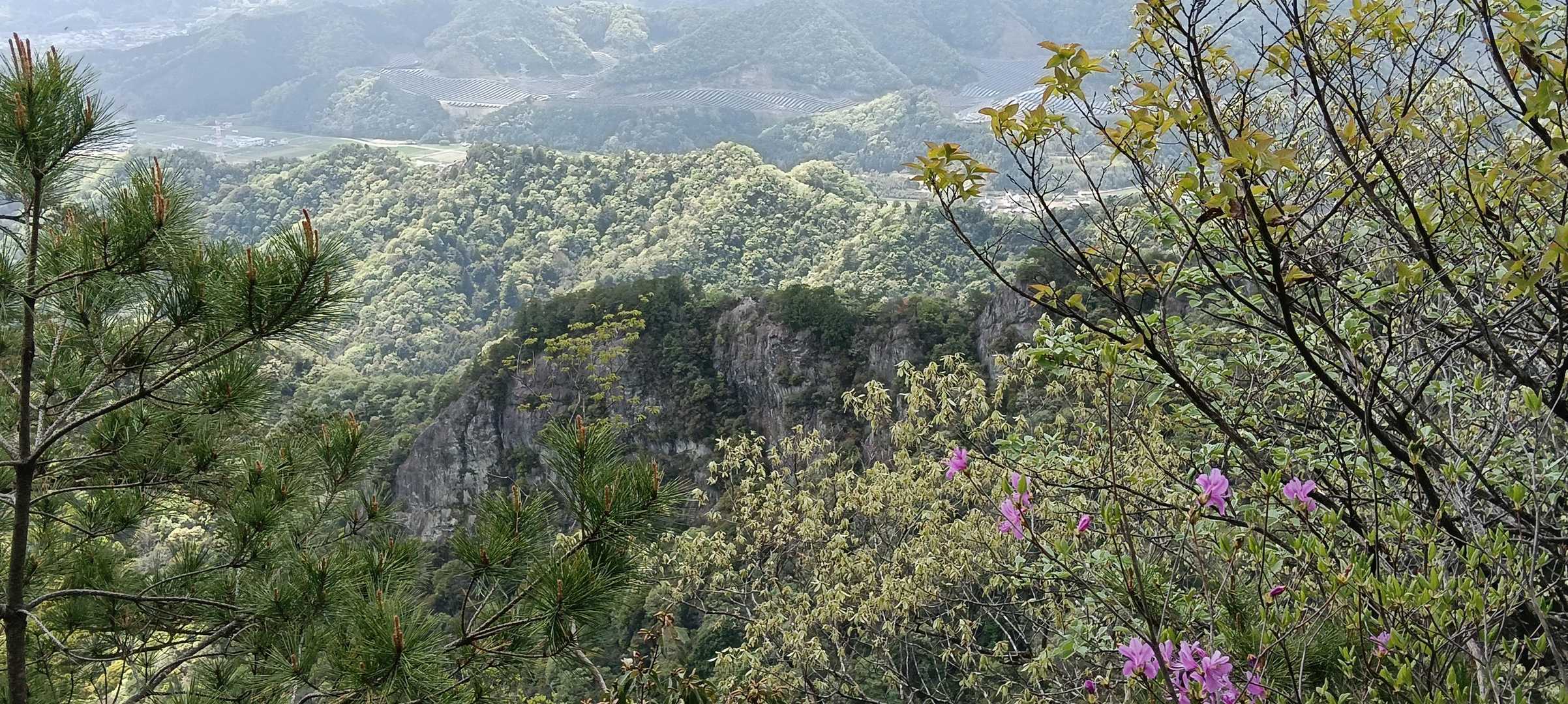 地獄鎌尾根。
横から見れば迫力満点の岩峰。まさしく落ちれば地獄。