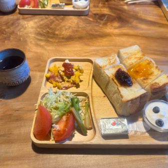 厚切りトースト🍞☕️

ちょうど常連さんが到着され、一緒にお話ししながら朝食をいただきました。

常連の先生とお母さんから、
森に暮らす動物たちのこと……
この時期は森に木の実がたくさんあるから、リス🐿️たちも、鳥たちも、ここにはあまりやって来ないこと。
鳥の名前の由来も教えてくださいました。
そして、
【小屋番】の映画🎬のエピソード……
私たちが普段目にする山小屋のお仕事だけでは知ることのできない、小屋番さんたちの熱い想いと愛情を知りました。

何より今回は、、
遭難救助にまつわる深いお話を伺い、山に向き合う姿勢を改めて考えさせられました。

山を楽しむために、何よりも大切なのは安全であること。

これからも安全第一を心がけ、山と向き合っていこうと、改めて誓いました。
素敵な朝の時間でした⏰

