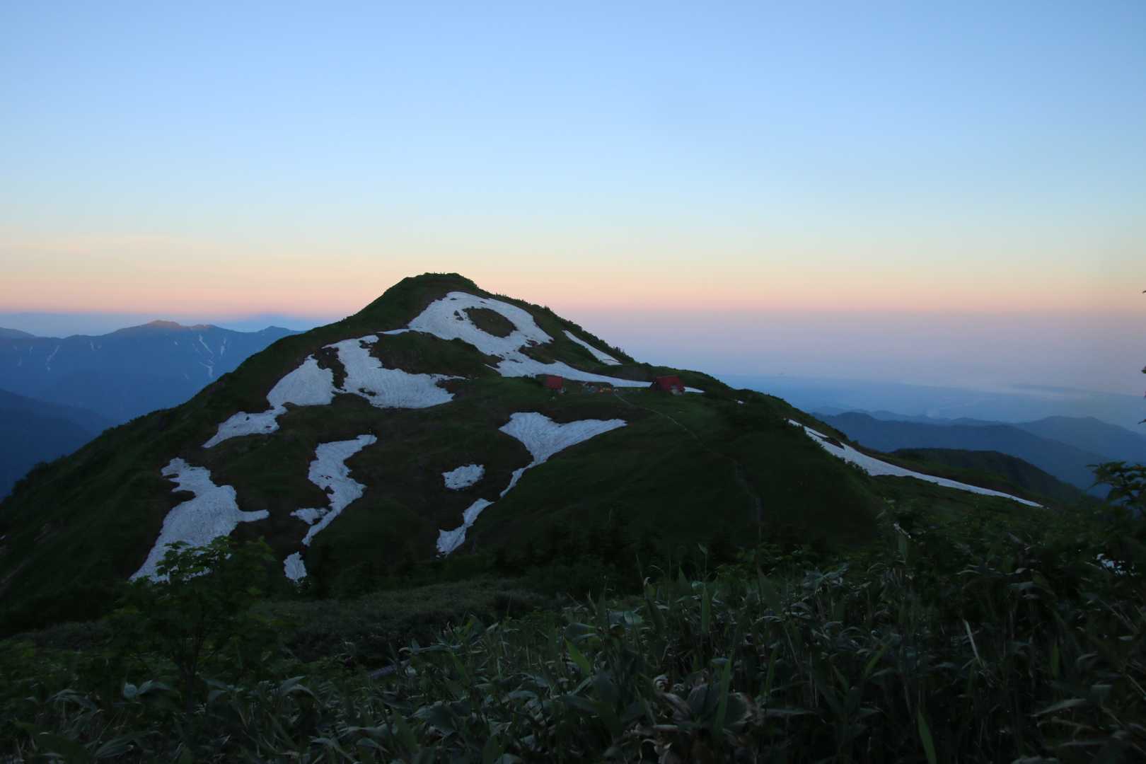 朝日小屋（朝日平）が目の高さまで登ってきました。まだまだ登りますよ