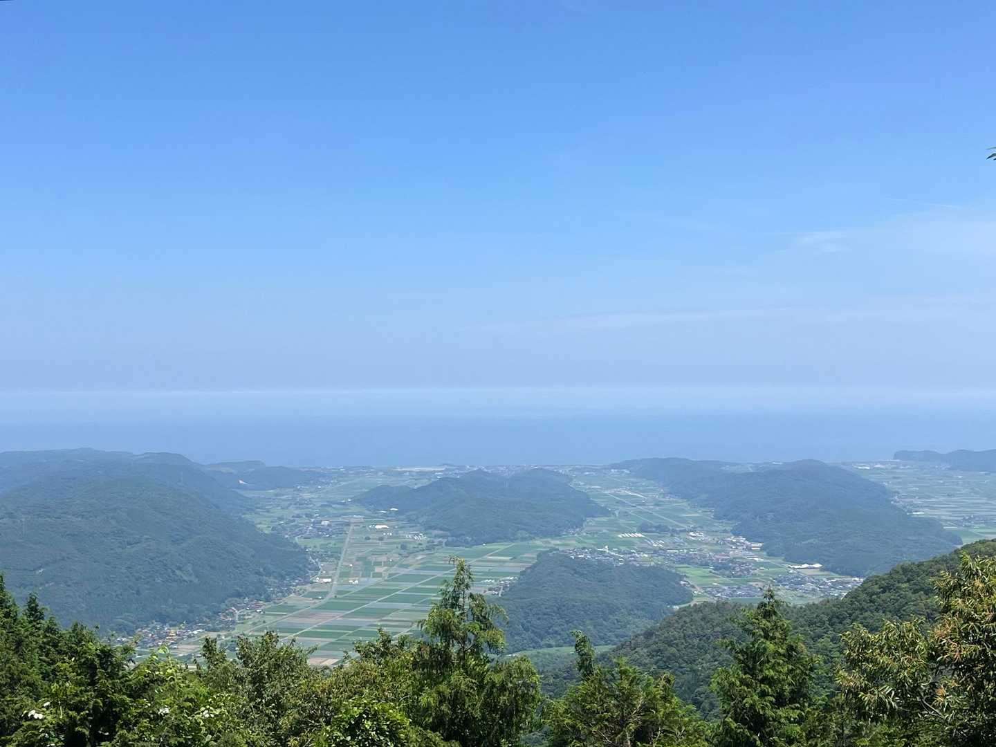 岩の上から見た景色…だったと思う🪨
日本海がきれいに見えます🌊
海と空の間の水色の線が好きです😊