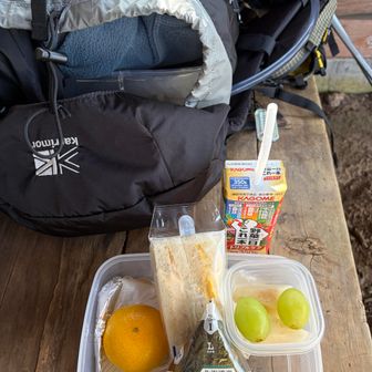 古御岳の対面にある東屋で昼食タイム。