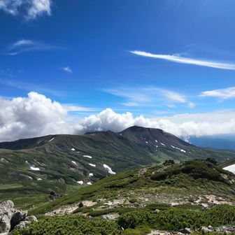 北海道第３高峰、白雲岳
横長の山容～
あのへんにある何処が山頂だかよくわからぬ小泉岳が北海道百名山に選定されてるけど、何故なんだろか？