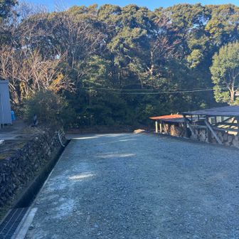 登山口　神宮司庁を前に見て左が登山口