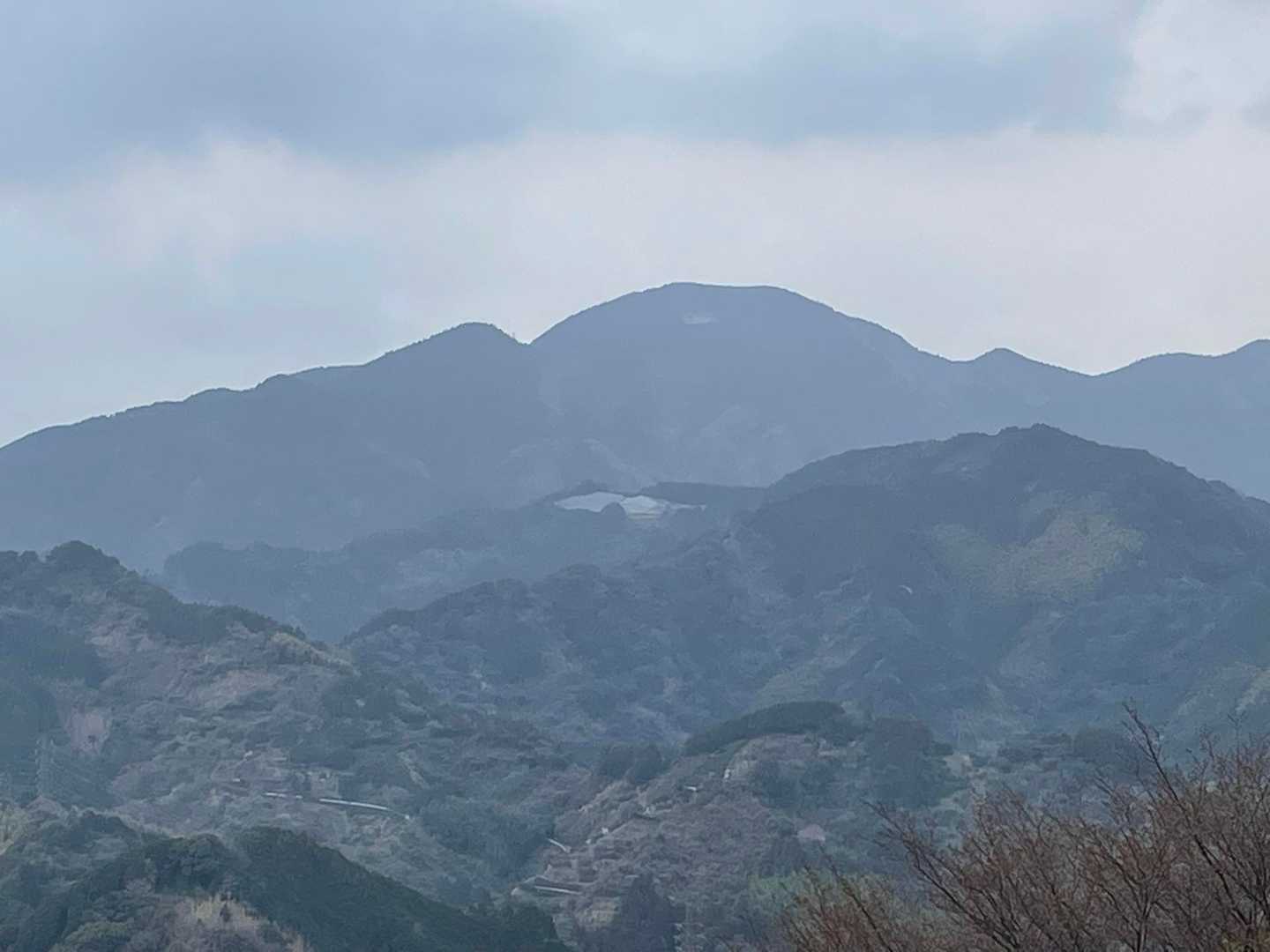 トリカブトの段・若山
真ん中に見えるソーラーパネルの右が権現山。

トリカブトの段は歩いていくと若山の肩のような感覚なのですが、こちらから見るとしっかりと山になっているんですね。