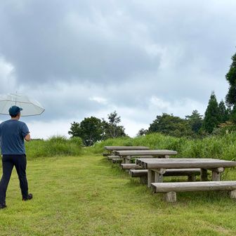 小雨が降ってきたので
傘をさして行くことに…
